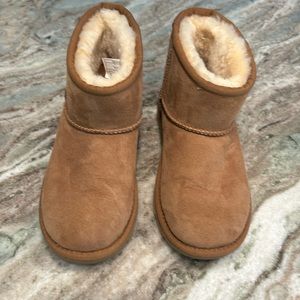 Like new UGG mini. My daughter wore them 1x . Paid $120 Size 3 youth